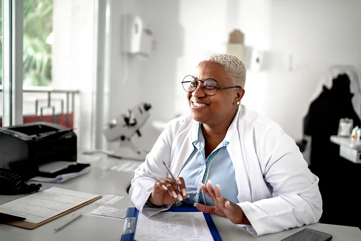 Médica atendendo paciente sorrindo