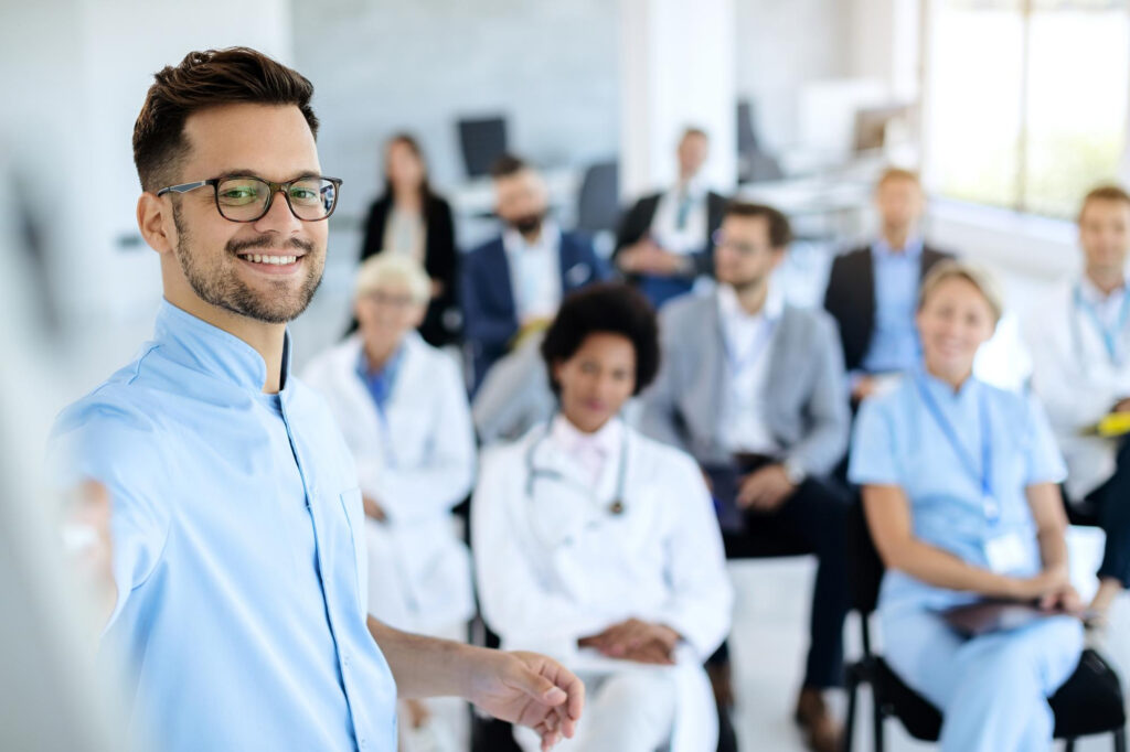 Equipe de Médicos e Gestores tirando self após reunião