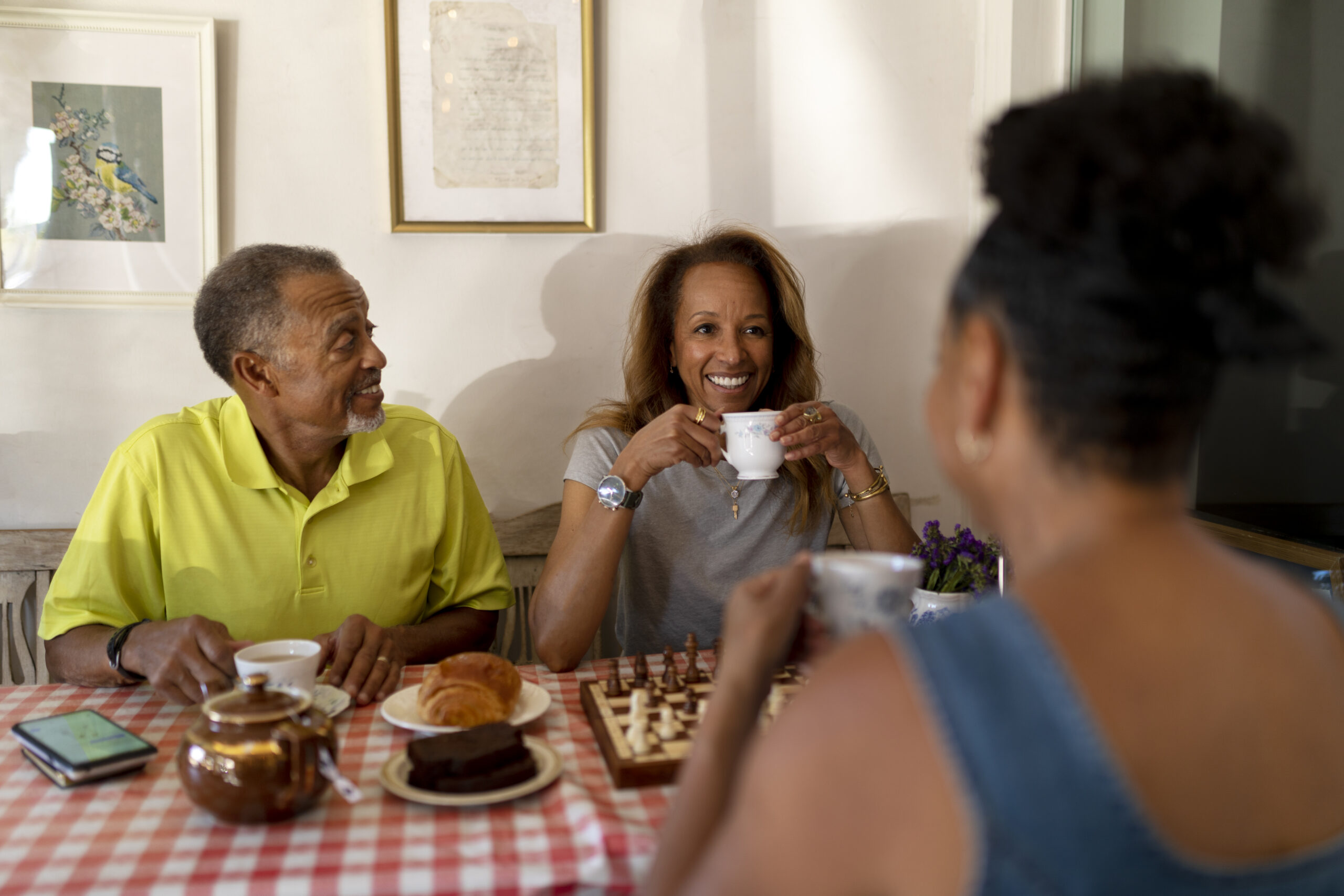 Familia popular brasileira tomando café da manhã