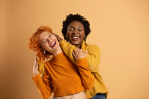 Mulheres felizes usando laranja