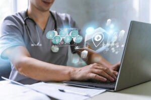 Imagem futurista representando médico mexendo em seu computador e icones aparecendo na tela