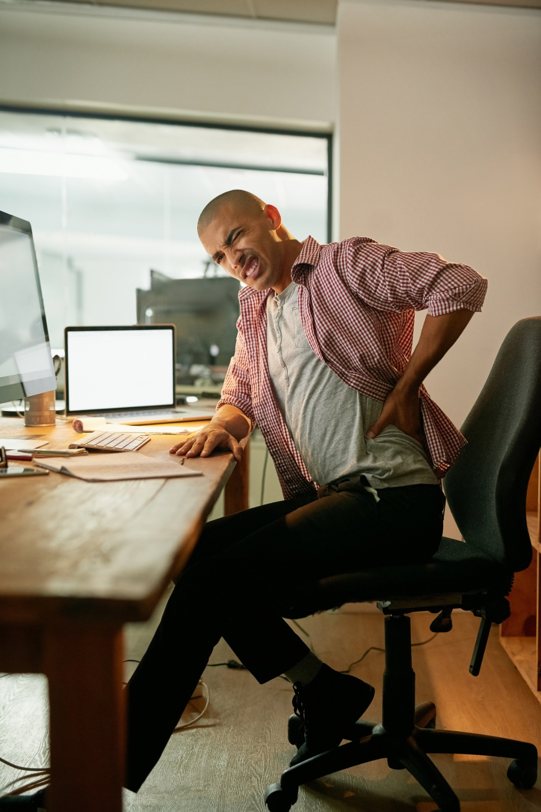 Ergonomia no trabalho previne dores, lesões e afastamentos. Veja dicas práticas para melhorar sua postura, aumentar a produtividade e cuidar da saúde no dia a dia profissional | CEDplan Planos de Saúde