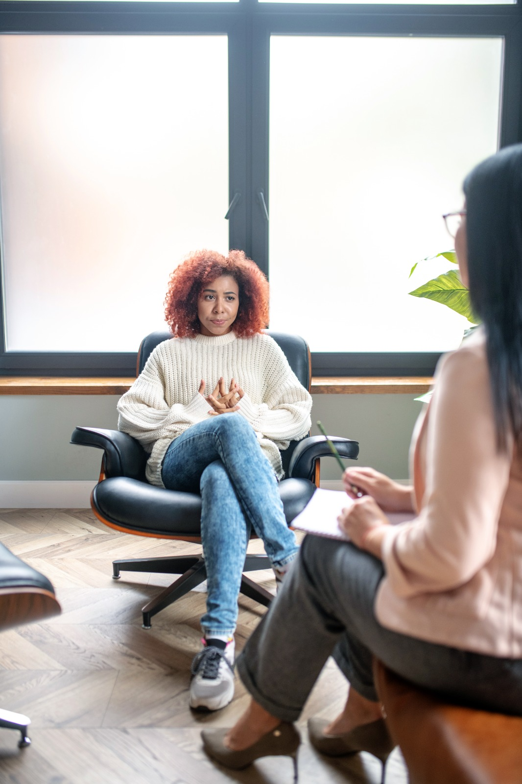 Muitos problemas de conduta no trabalho estão ligados à saúde emocional fragilizada. Cuidar do bem-estar mental previne conflitos, melhora a convivência e fortalece os resultados | CEDplan