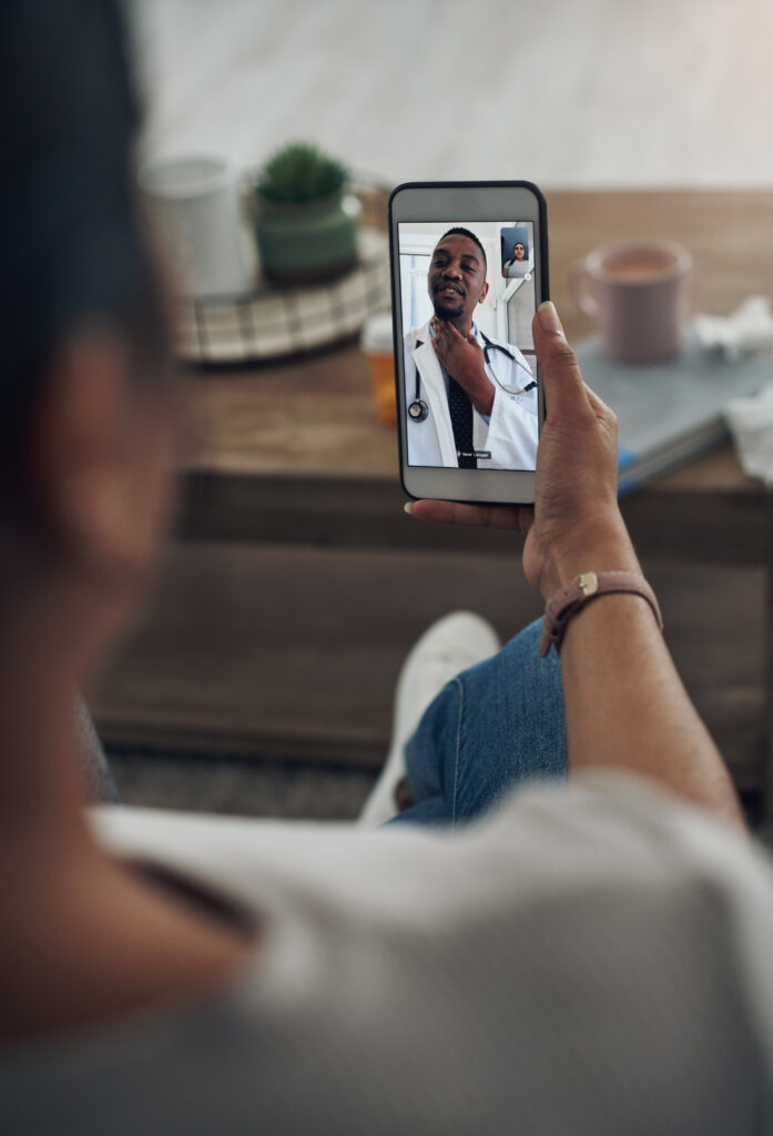 Pessoa utilizando o celular para realizar consulta médica por vídeo com um profissional de saúde, representando o atendimento rápido e acessível da telemedicina 24h da CEDplan Saúde