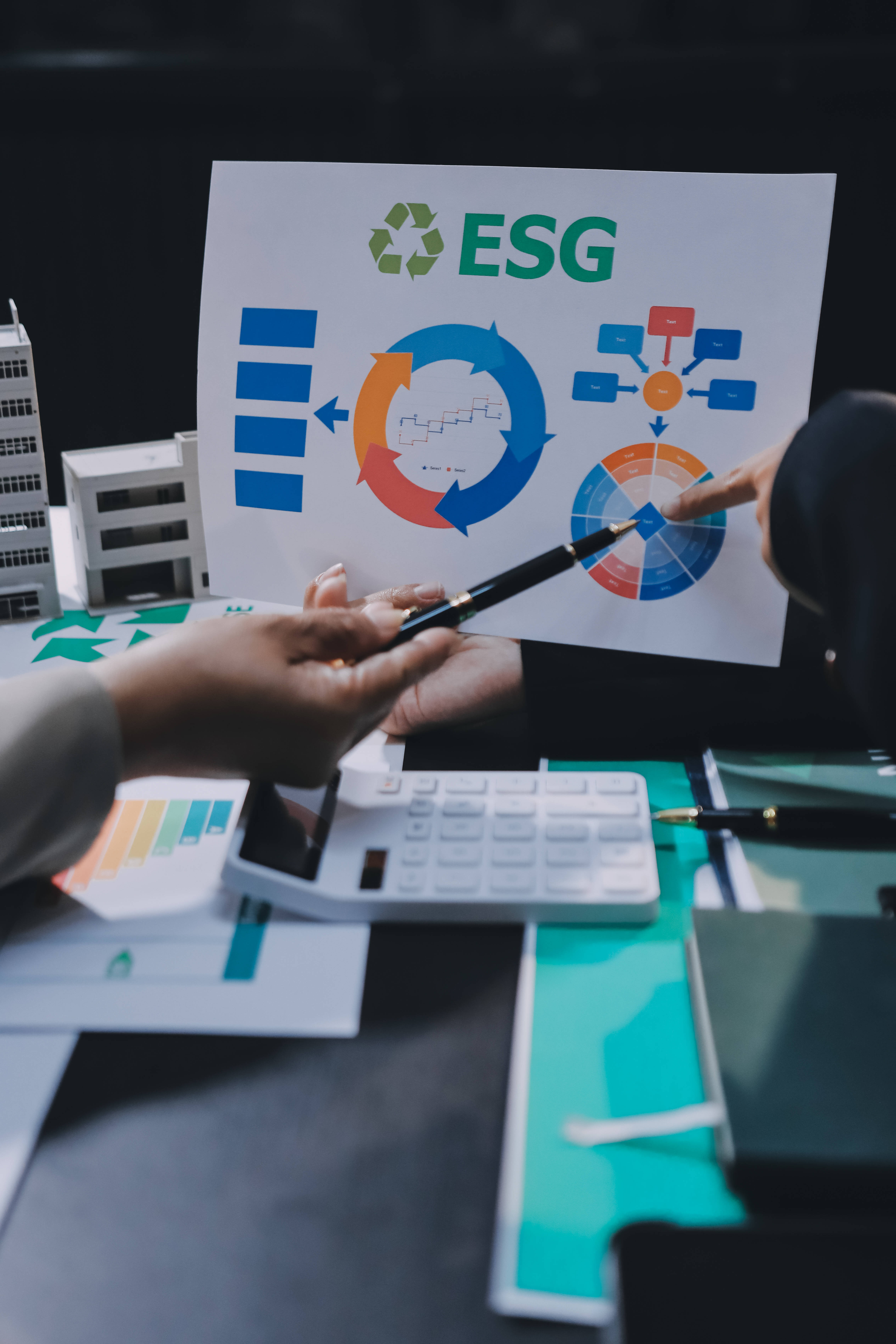 Executivos analisam indicadores de ESG em relatório estratégico, destacando governança, sustentabilidade e decisões empresariais responsáveis.