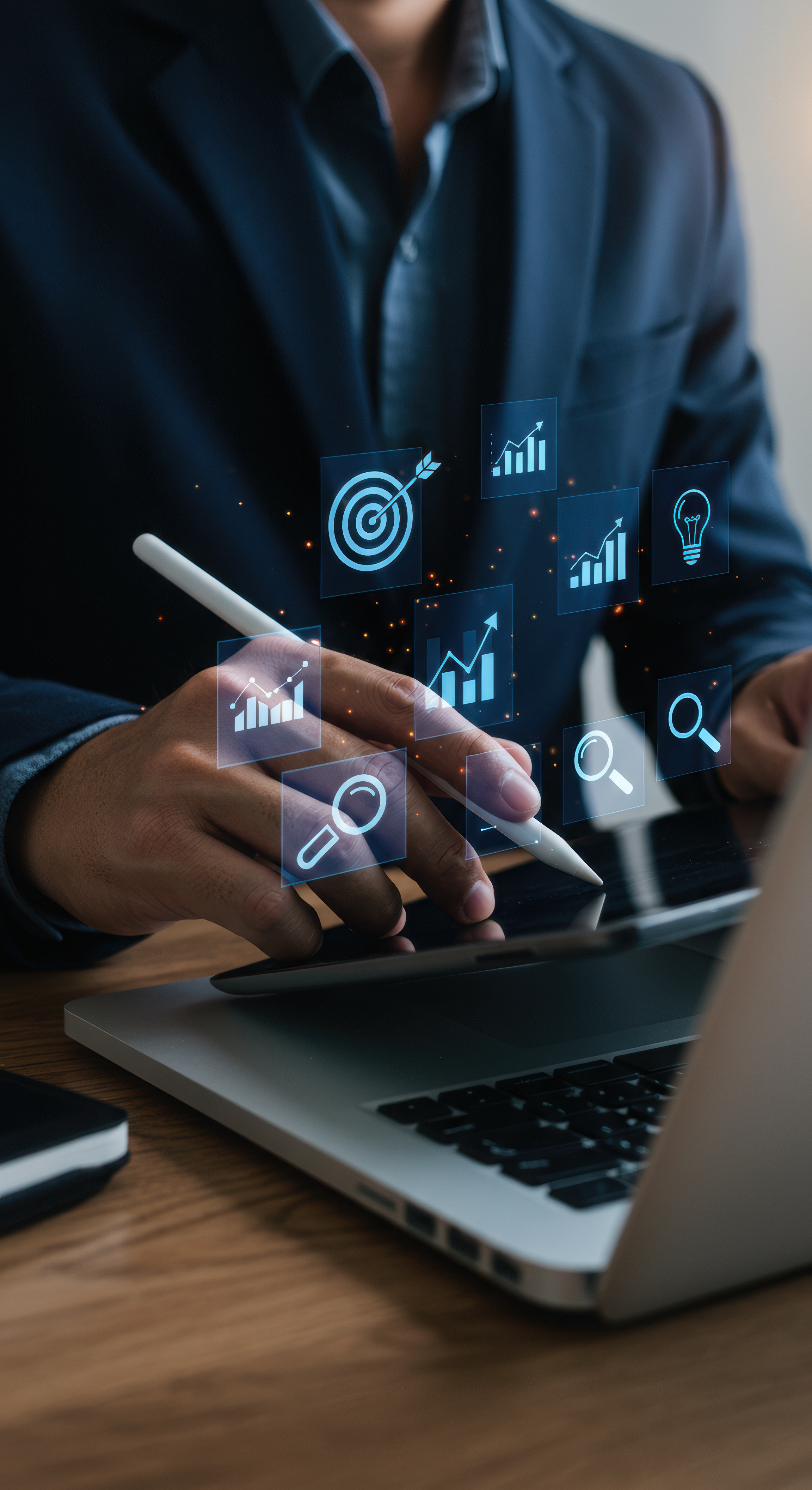 Executivo analisando dados estratégicos em notebook, representando o uso do plano de saúde empresarial como ferramenta de previsibilidade financeira e controle de custos nas empresas.