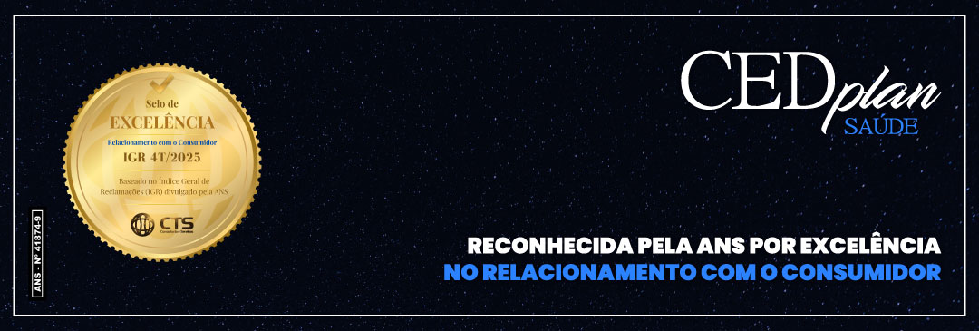 Colaboradora observando ilustração de cérebro, representando a importância da saúde mental no ambiente corporativo e seu impacto nos resultados das empresas.